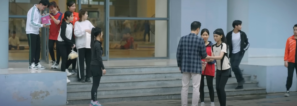 Vinh mang đồ đến tặng Đông