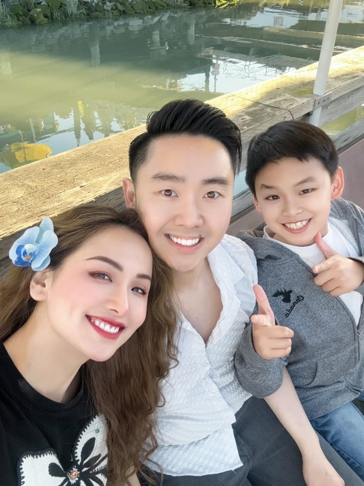 Bé Noah - con trai hoa hậu Diễm Hương - gọi chồng của mẹ là 'ba', thể hiện sự gần gũi trong các hoạt động hàng ngày.