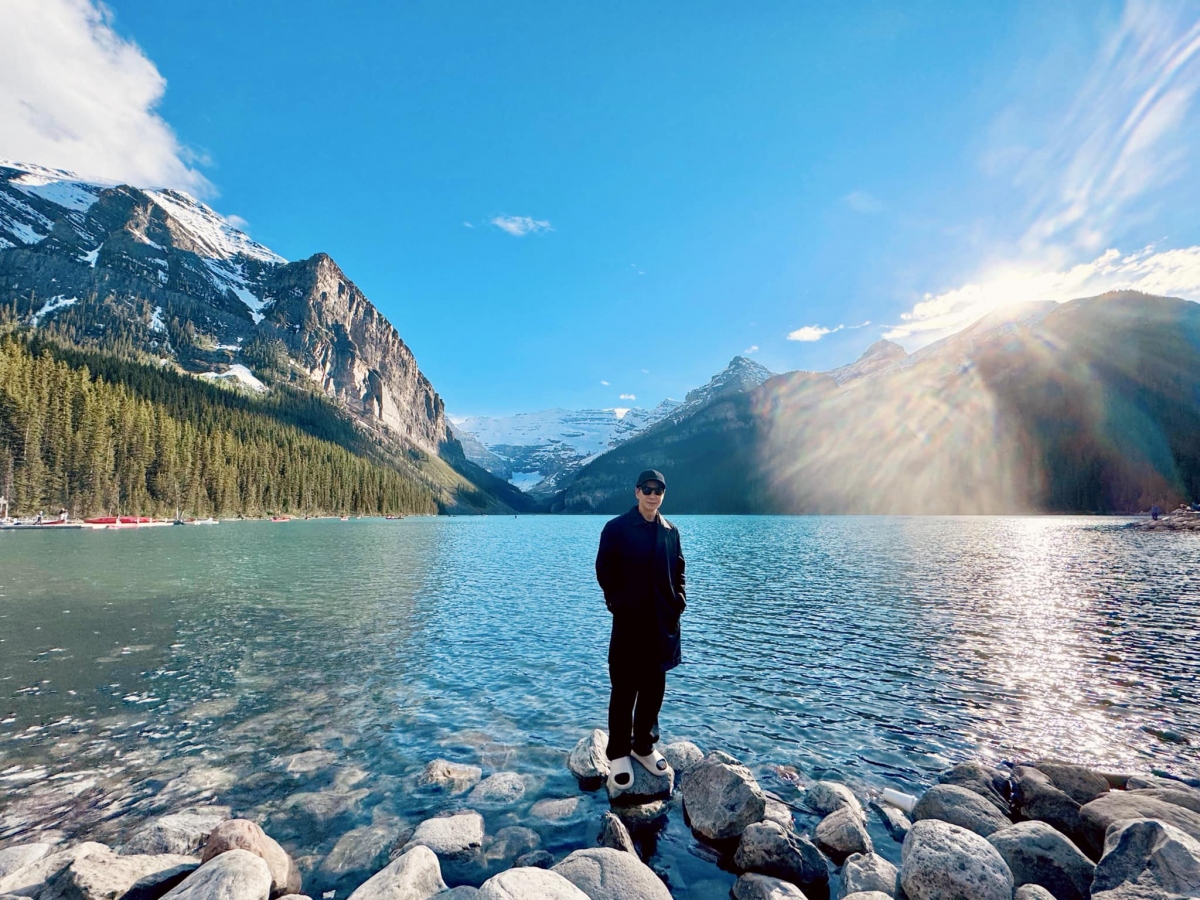 "Tuần trước đó, Banff mưa nhiều nhưng tuần mình đi lại nắng đẹp nhờ vậy dù trời rất lạnh nhưng cả nhà vẫn được đi chèo thuyền, ngắm cảnh đẹp, cùng đi bộ và dành thời gian trò chuyện cùng nhau...