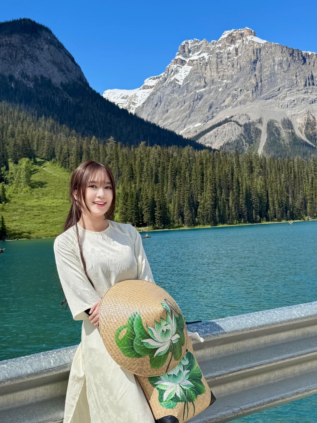 "Một nơi đẹp như một bức tranh và thật vui khi mình diện áo dài đội nón lá người đi ngang ai cũng nói: "She's from Vietnam"", Minh Hà chia sẻ.