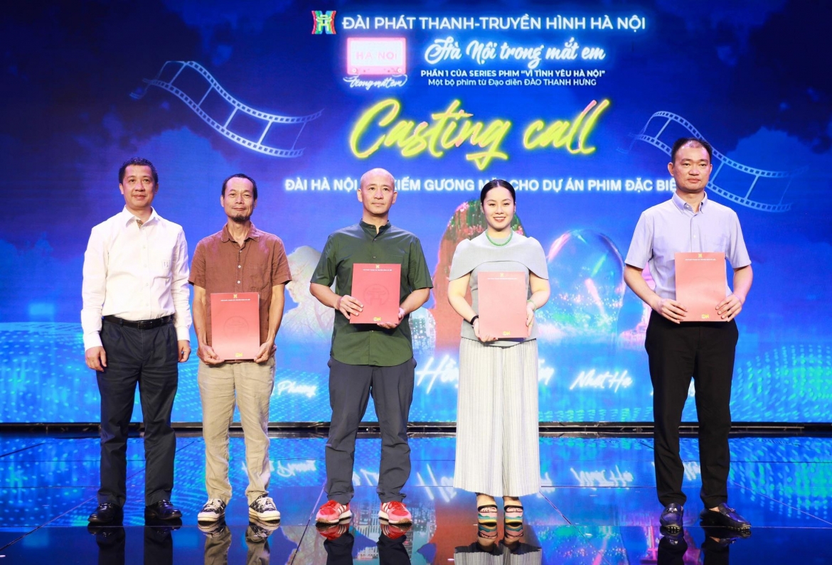 Ông Nguyễn Kim Khiêm, Tổng Giám đốc, Tổng Biên tập Đài PT-TH Hà Nội trao quyết định cho đoàn làm phim và Giám đốc trung tâm phim truyền hình và Điện ảnh Hà Nội Trần Thái Thuỷ