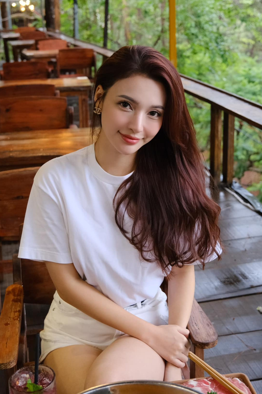 Bộ phim Việt giờ vàng "Những nẻo đường gần xa" đang đón nhận nhiều tình cảm từ phía khán giả khi quy tụ dàn diễn viên trẻ đẹp. Bộ phim nói về về khát vọng, hoài bão lập nghiệp của những người trẻ. Bên cạnh 4 diễn viên chính Hùng (Minh Hoàng), Dũng (Việt Hoàng), Đông (Cù Thị Trà) và Bảo (Trần Kiên), khán giả cũng dành sự quan tâm đến nhân vật Yên do Bích Thủy thủ vai. 