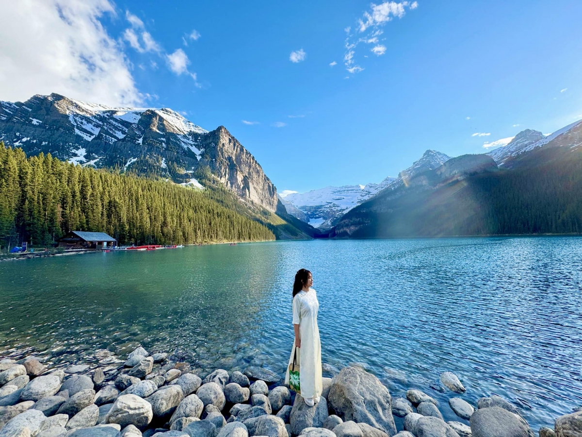 Minh Hà cho biết, gia đình cô may mắn khi đến Banff, Calgary, Canada vào những ngày hè nhưng thời tiết vẫn còn âm độ trong ánh nắng chói chang nên tuyết vẫn còn trên những đỉnh núi và nước hồ trong xanh dưới ánh nắng.