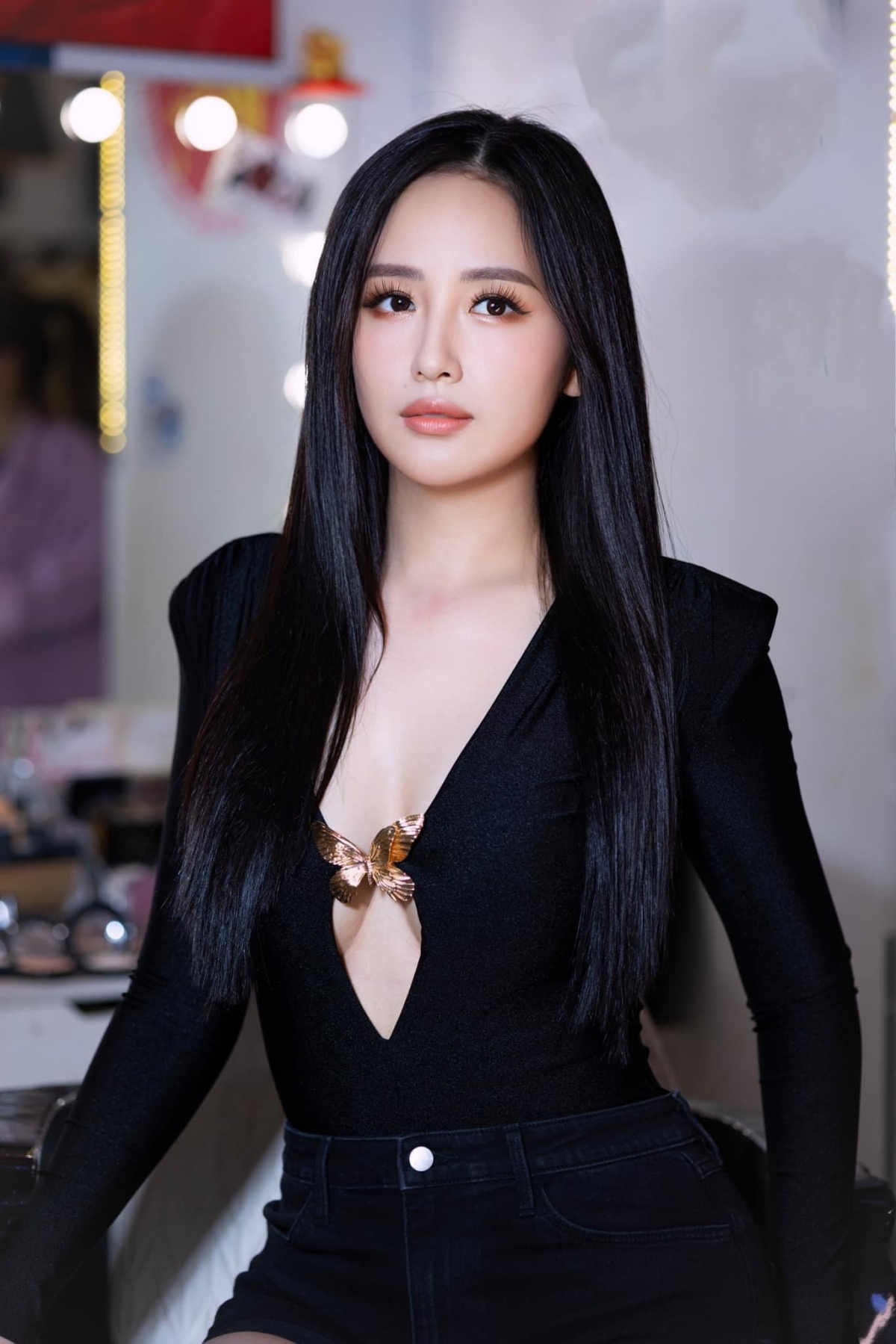 Ở tuổi 36, Hoa hậu Mai Phương Thúy lựa chọn phong cách đơn giản ở đời thường nhưng vẫn luôn nổi bật và chiếm spotlight khi dự sự kiện quan trọng. Mới đây, tại đám cưới nữ diễn viên Midu, nàng hậu diện bộ đầm khoét ngực gợi cảm đi cùng đôi sandal bệt. Một số khán giả cho rằng người đẹp chọn giày dép có phần thiếu lịch sự, làm giảm tính chất trang trọng khi dự lễ cưới. 