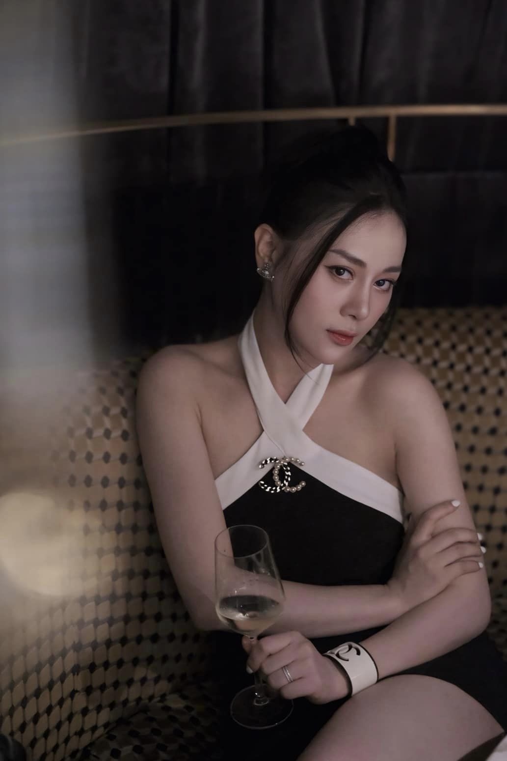Bận rộn với công việc "mẹ bỉm sữa" sau khi hạ sinh cặp sinh đôi Jimmy - Jenny, Phương Oanh vẫn dành thời gian lên đồ đi hẹn hò với ông xã Shark Bình. Trong bài đăng mới nhất, nữ diễn viên nhận nhiều lời khen khi mặc váy yếm ôm sát, khoe trọn vóc dáng. Chiếc đầm có phom cổ yếm với phần lưng hở giúp người đẹp tôn lưng trần và vòng một gợi cảm.