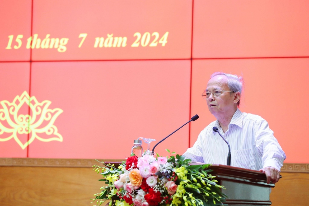 GS.TS Đinh Xuân Dũng, nguyên Ủy viên Hội đồng Lý luận Trung ương, nguyên Phó Chủ tịch chuyên trách Hội đồng Phê bình lý luận văn học nghệ thuật Trung ương giới thiệu một số nội dung cơ bản của cuốn sách. Ảnh: Trần Huấn.