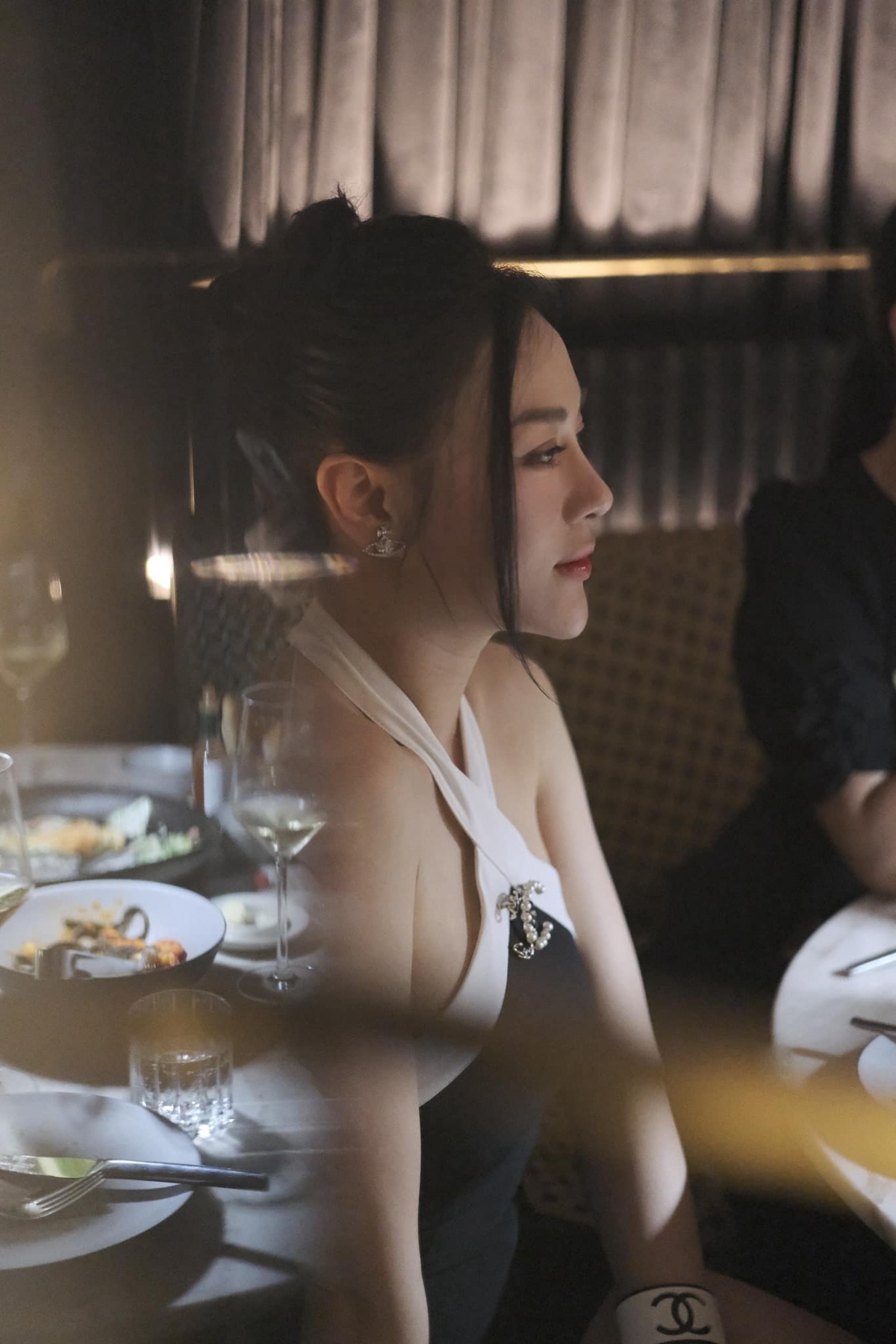"Vẫn là em, chỉ có điều giờ thêm 2 cái đuôi", Phương Oanh chia sẻ, khoe cận cảnh nhan sắc sau gần 2 tháng sinh con. Bên dưới bài đăng, khán giả trầm trồ trước nhan sắc đẹp không tỳ vết của nữ diễn viên: "Bạn về dáng nhanh quá"; "Mẹ bỉm lấy lại dáng nhanh xuất sắc"; "Xinh đẹp hơn khi có thêm 2 cái đuôi".