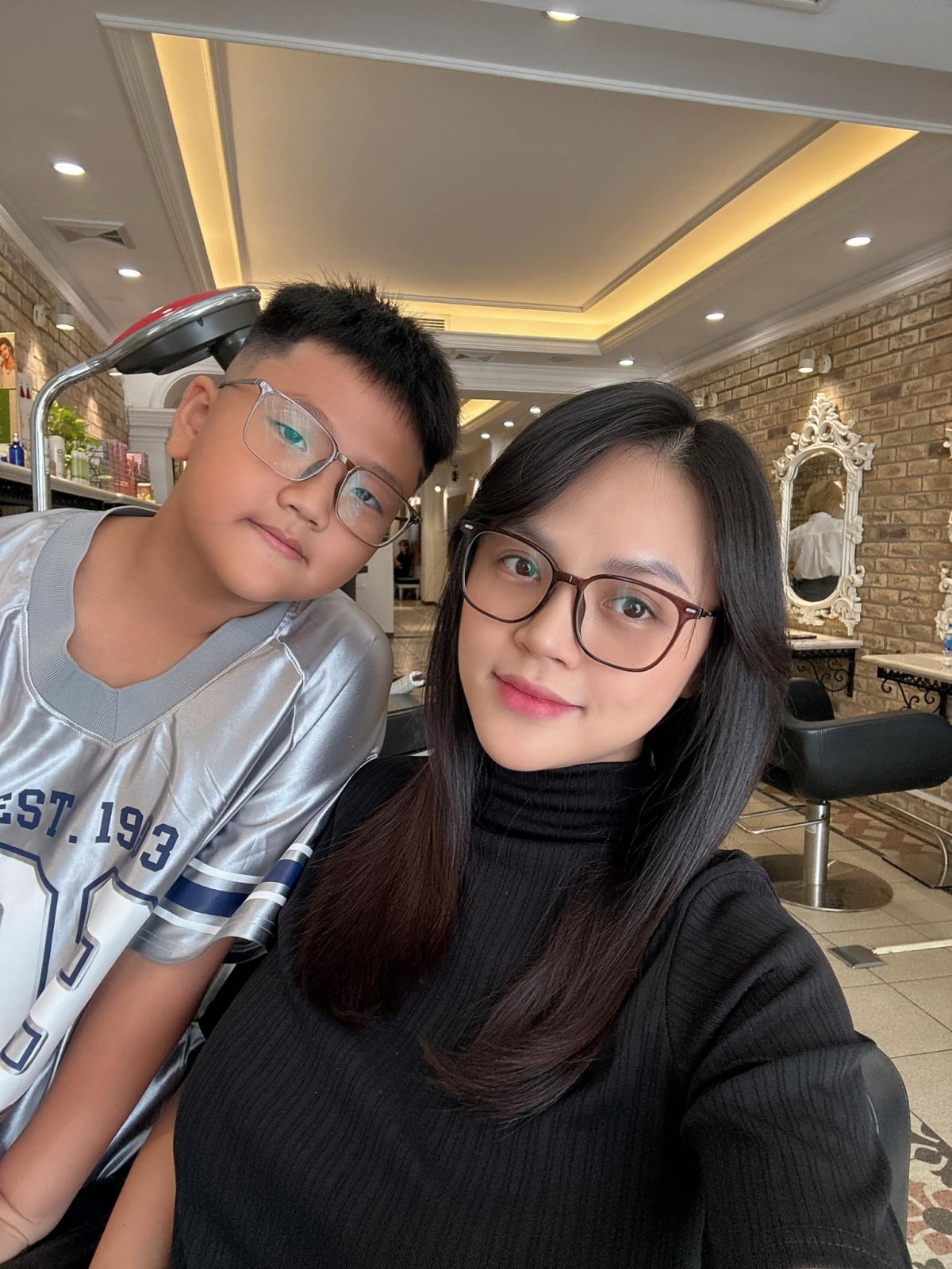 Trên trang cá nhân, Thu Quỳnh chia sẻ ảnh selife cùng cậu con trai cả. Nữ diễn viên viết: "Hơn tháng ấp ôm, chăm bẵm em Tằm, hôm nay mẹ mới trốn được em để đưa anh hai đi làm đẹp, mẹ cũng tranh thủ giải ngố luôn. Lâu lâu mới được bước chân ra đường, ngắm phố phường sung sướng gì đâu".