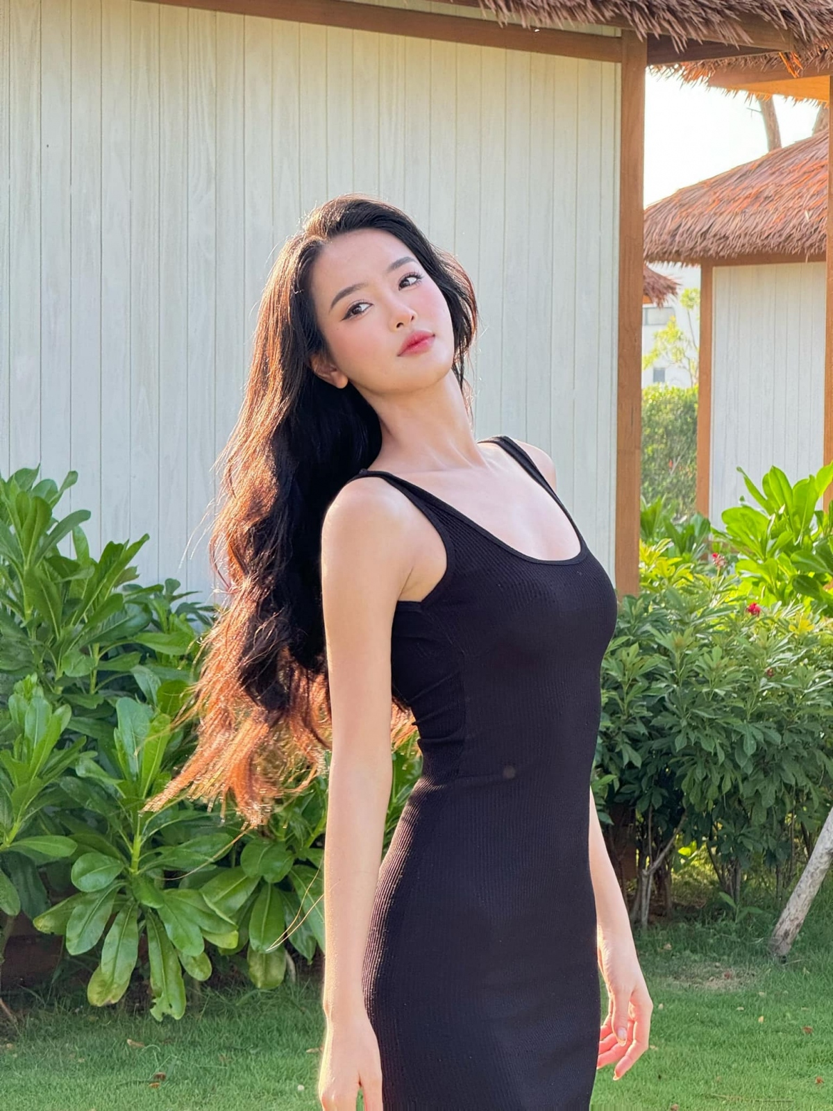Bùi Khánh Linh sinh năm 2002, gây ấn tượng với vẻ đẹp trong trẻo, ngọt ngào nhưng không kém phần quyến rũ. Cô cao 1m76, số đo ba vòng 84-60-96. Người đẹp quê Bắc Giang ghi điểm với vòng eo siêu nhỏ và làn da trắng sáng, mịn màng.