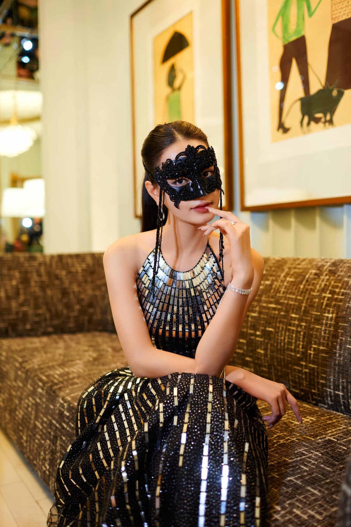 Gần đây, tên tuổi của Bùi Khánh Linh gây chú ý khi cô tham gia chương trình hẹn hò mang tên "Đảo thiên đường". Đáng chú ý, dù là á hậu có ngoại hình nổi bật, nhan sắc ngọt ngào, sắc vóc đẹp nhưng Bùi Khánh Linh lại khiến khán giả bất ngờ khi không được ai chọn trong tập 1 và phải về nhà chung một mình.