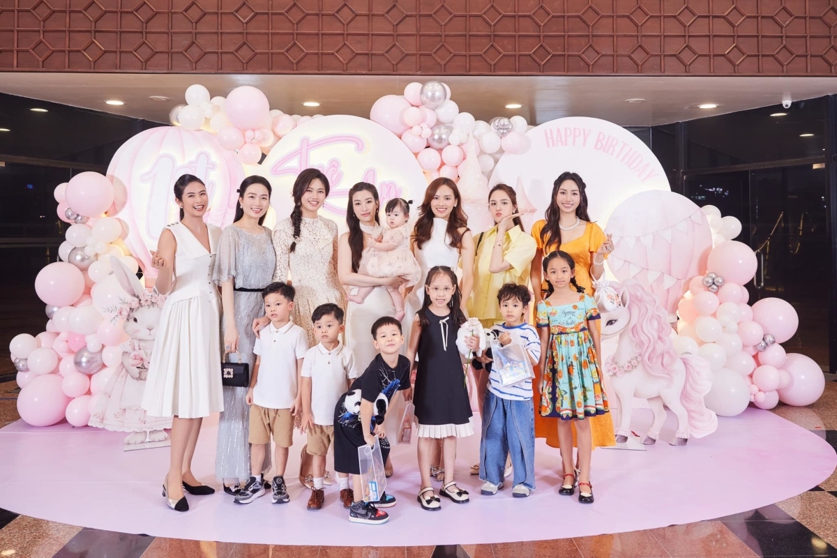 Hoa hậu Ngọc Hân, chị em á hậu Trà My - Thanh Tú xúng xính váy áo đến mừng bé TiTi nhà Đỗ Mỹ Linh tròn một tuổi.