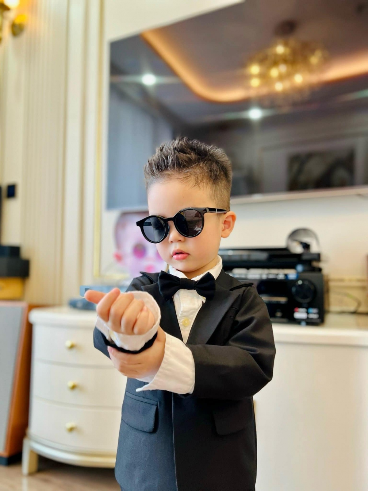 Con trai út của Bằng Kiều tròn 3 tuổi. “Thế là em bé của cả nhà đã tròn 3 tuổi rồi. Chúc Benly của bố hay ăn chóng lớn, ngoan hiền và cứ đáng yêu như con vẫn thế. Happy Birthday Benly. Bố yêu em”, nam ca sĩ gửi lời chúc mừng sinh nhật tới con trai trên trang cá nhân. (Nguồn: FBNV)