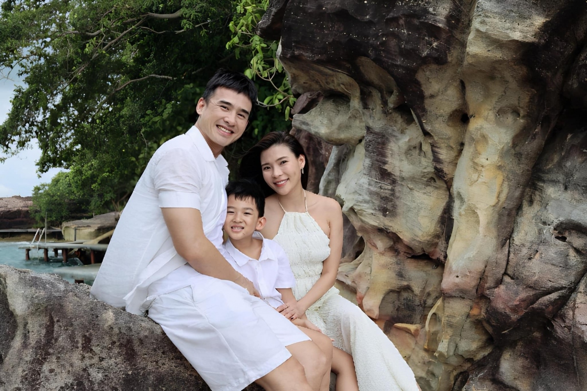Nhân dịp đón tuổi mới, Thúy Diễm cùng chồng và con có chuyến du lịch tại một resort ở Campuchia. Trên trang cá nhân, vợ chồng nữ diễn viên thường xuyên cập nhật hình ảnh lãng mạn trong chuyến đi lần này. (Nguồn: FBNV)