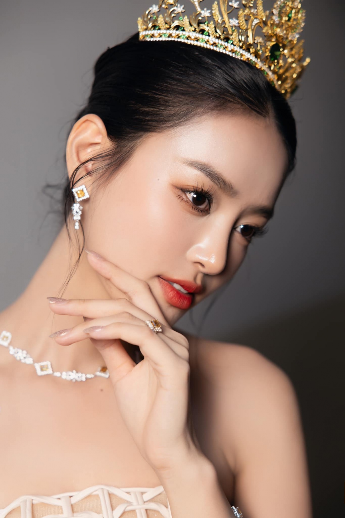 Bùi Khánh Linh là cái tên quen thuộc với khán giả yêu thích các cuộc thi nhan sắc. Trong năm 2023, cô tham gia liên tiếp hai cuộc thi là Hoa hậu Thế giới Việt Nam và Hoa hậu Hòa bình Việt Nam. Kết quả, cô lọt top 5 Hoa hậu Thế giới Việt Nam 2023 và đạt danh hiệu Á hậu 1 tại Hoa hậu Hòa bình Việt Nam 2023.