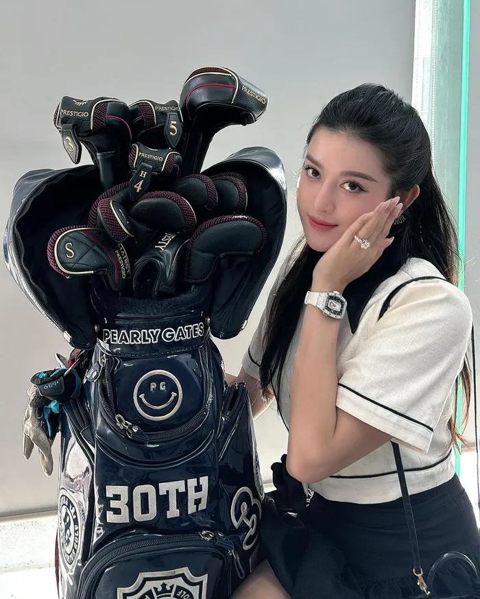 Á hậu Huyền My đăng tải ảnh chụp bên bộ gậy đánh golf, kèm dòng trạng thái: "In love with Majesty". (Tạm dịch: Yêu hoàng thượng). Cô còn được phát hiện đeo nhẫn kim cương ở ngón tay áp út. Điều này làm dấy lên nghi vấn Huyền My đã được bạn trai cầu hôn. (Nguồn: FBNV)