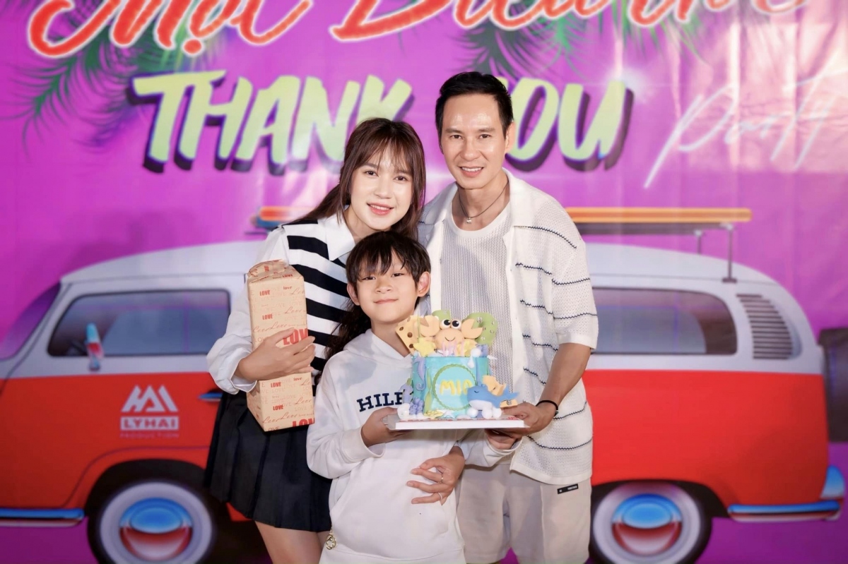 Con trai Mio của Lý Hải – Minh Hà tròn 8 tuổi. “Chúc mừng con trai Mio tròn 8 tuổi nhé! Cả nhà yêu con”, Minh Hà nhắn nhủ trên trang cá nhân.