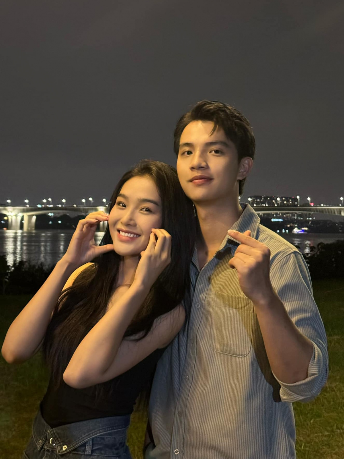 Việt Hoàng đăng ảnh “tình bể bình” cùng Cù Thị Trà. Hai diễn viên của Những nẻo đường gần xa ngoài đời vô cùng thân thiết. “Dù khán giả có ghét Dũng thế nào thì Đông vẫn cứ là phải về bên Dũng thôi”, Việt Hoàng hài hước chia sẻ. (Nguồn: FBNV)