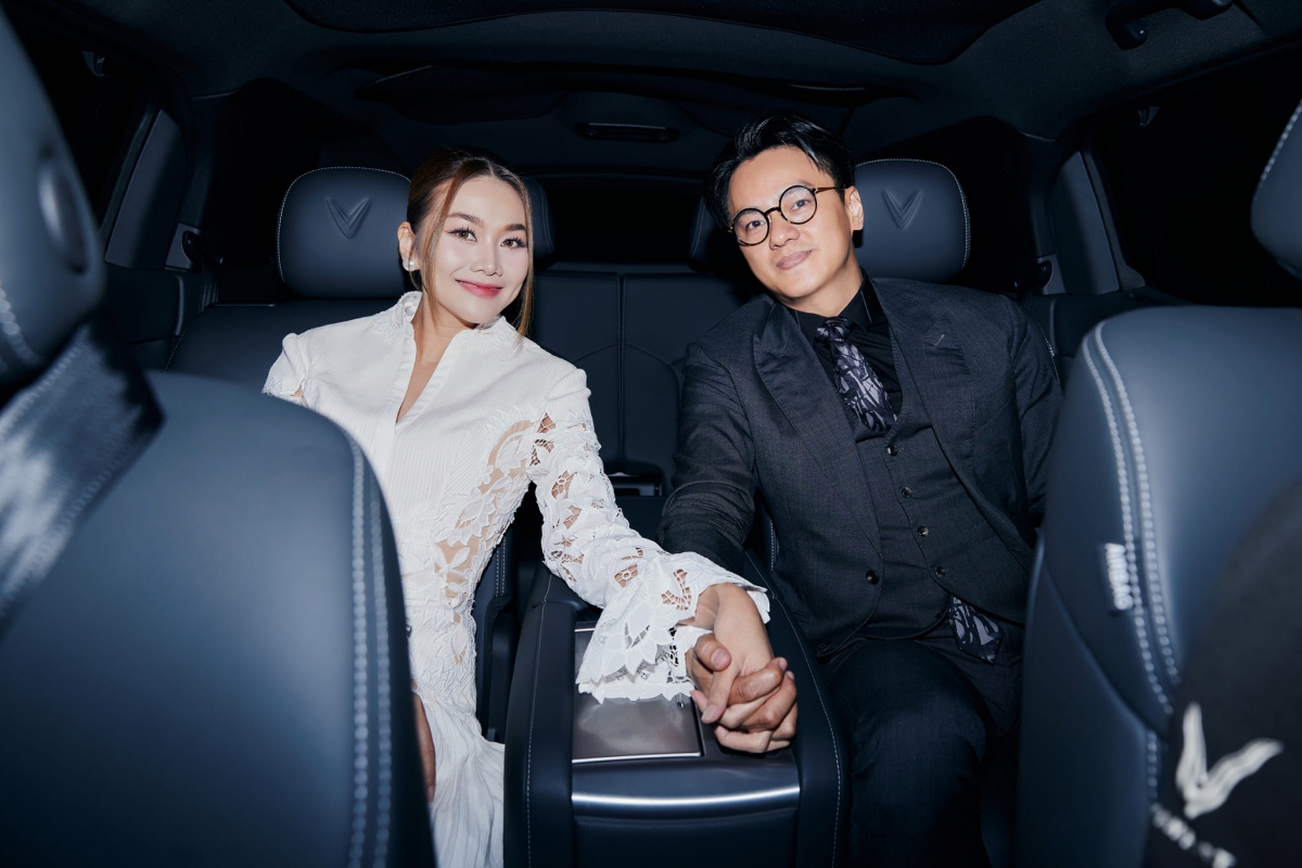 Thanh Hằng và ông xã là nhạc trưởng Trần Nhật Minh về chung một nhà vào cuối tháng 10/2023. Cả hai được đánh giá xứng đôi vừa lứa. Trước khi kết hôn, nữ siêu mẫu giấu kín thông tin hẹn hò, nhưng từ khi lấy chồng, Thanh Hằng thoải mái sánh đôi bên ông xã, liên tục đăng tải hình ảnh bên Nhật Minh khi dự sự kiện, đi du lịch, ăn uống.