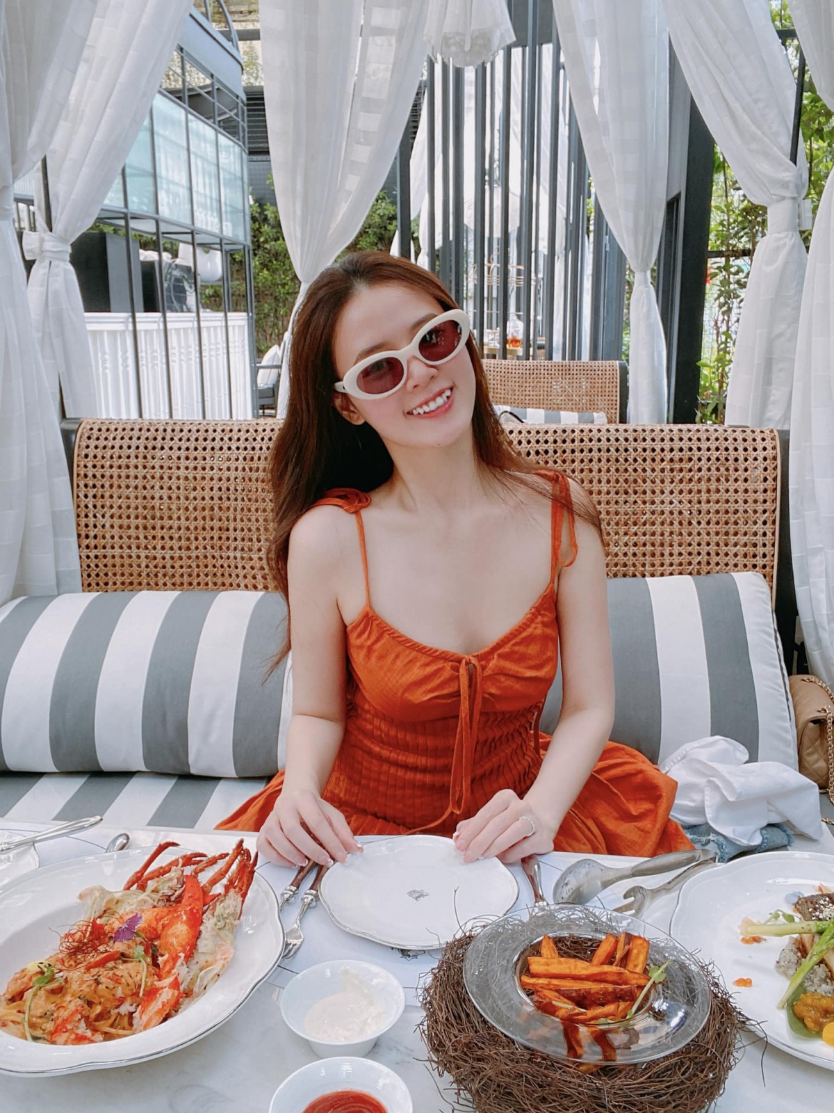 Midu “phàn nàn” về cân nặng sau khi lấy chồng. “Giờ ngày nào cũng tẩm bổ vậy chắc sắp lăn luôn rồi quá”, nữ diễn viên chia sẻ. Có vẻ như ông xã thiếu gia Minh Đạt rất quan tâm và chăm bồi dưỡng cho vợ. (Nguồn: FBNV)