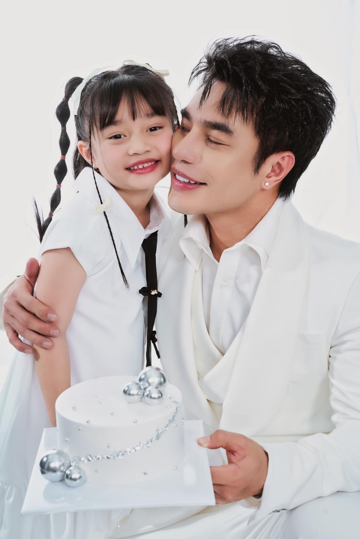 Lê Dương Bảo Lâm đăng ảnh chụp cùng con gái. “Bảo nhi là đứa thiệt thòi nhất. Hồi có bầu nó, mẹ nó thèm chôm chôm nhãn mà không dám mua cho ăn. Nên giờ bù đắp cho em”. (Nguồn: FBNV)