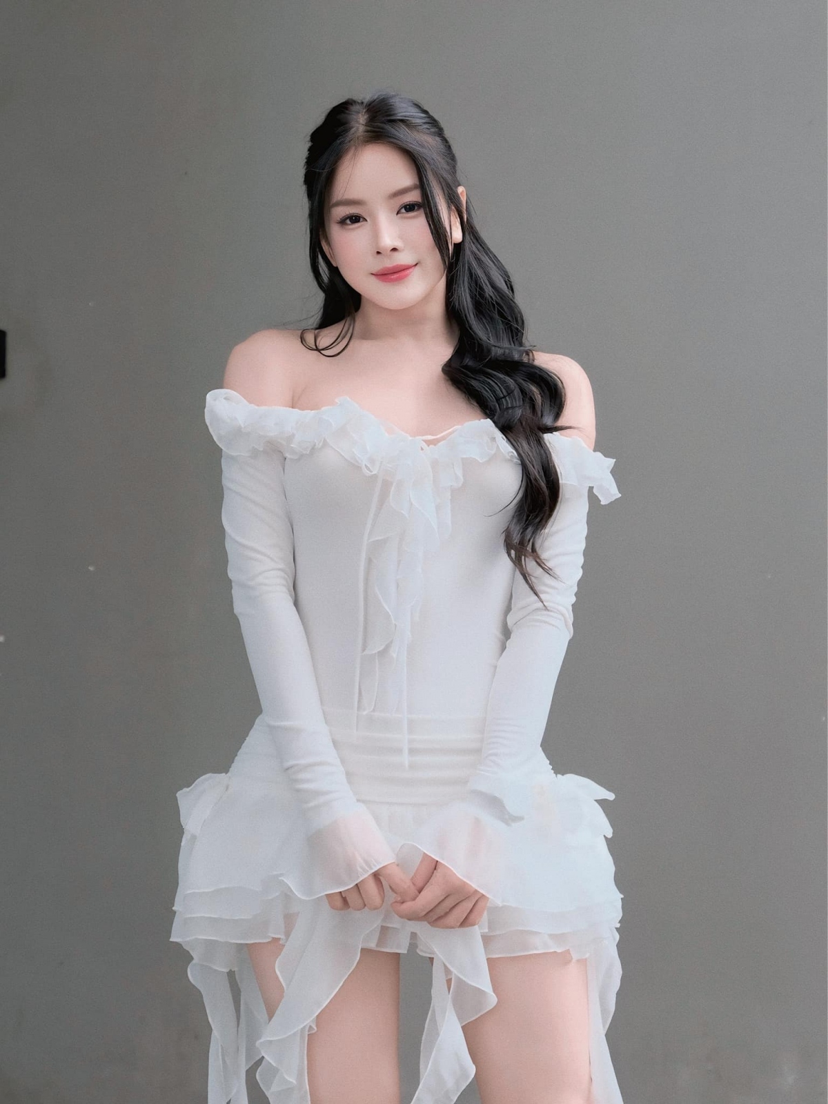 “Đầm trắng khiến ai lo lắng”, DJ Mie thả thính trên trang cá nhân. Nữ DJ xinh đẹp diện chiếc váy trắng điệu đà toát lên vẻ ngọt ngào, trong trẻo. (Nguồn: FBNV)