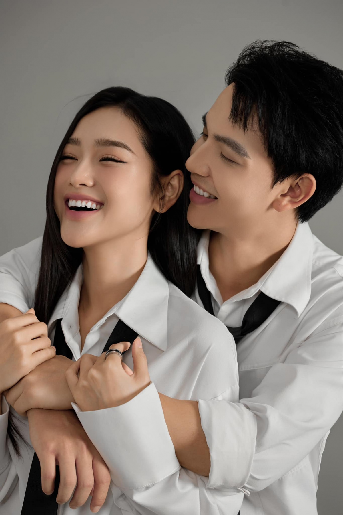 Dũng (Việt Hoàng) và Đông (Cù Thị Trà) trong “Những nẻo đường gần xa” cười rạng rỡ trong bộ ảnh “thanh xuân”. (Nguồn: FBNV)