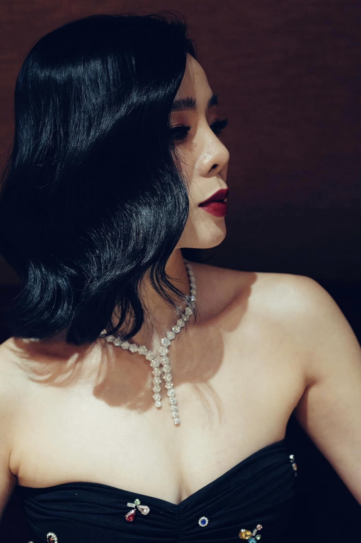 Lệ Quyên khoe vẻ đẹp quyến rũ trong chiếc váy cúp ngực. “Luôn sống ngay ngắn để có thể làm những gì mình muốn và nói những gì mình cần. Vòng vo chưa bao giờ có trong từ điển. Trân trọng những gì đáng, loại bỏ những gì thừa”, nữ ca sĩ tâm sự. (Nguồn: FBNV)