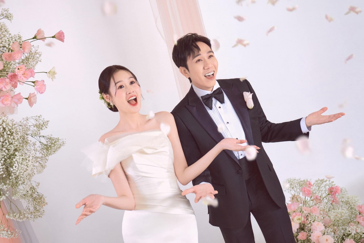 Đám cưới diễn viên Anh Đức không tiếp trẻ em, cấm livestream. "Buổi tiệc dành cho người lớn, không gian không phù hợp với trẻ em. Mong quý vị thông cảm và hợp tác để ngày đặc biệt của chúng tôi trọn vẹn hơn", quy định được ghi trên thiệp cưới. Bên cạnh đó, vợ chồng Anh Đức lưu ý khách mời không livestream, đi đúng số lượng viết trên thiệp hoặc theo danh sách đã đăng ký trước. (Nguồn: FBNV)