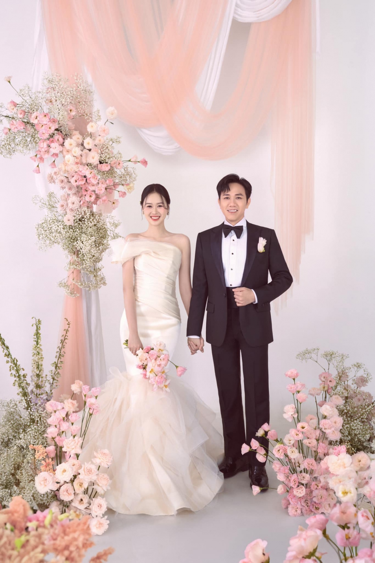 Trước thềm đám cưới, diễn viên Anh Đức và bà xã Quỳnh Anh chia sẻ bộ ảnh cưới thứ hai với tông màu hồng chủ đạo đầy ngọt ngào. "10 ngày đếm ngược. Cảm xúc của chúng em hiện tại rất bồi hồi, vừa háo hức vừa lo lắng để chuẩn bị mọi thứ cho chu toàn. Cảm ơn gia đình và bạn bè đã hỗ trợ chúng con. Xin trân trọng và nhớ mãi những tình cảm này", cặp đôi bày tỏ trên trang cá nhân. 