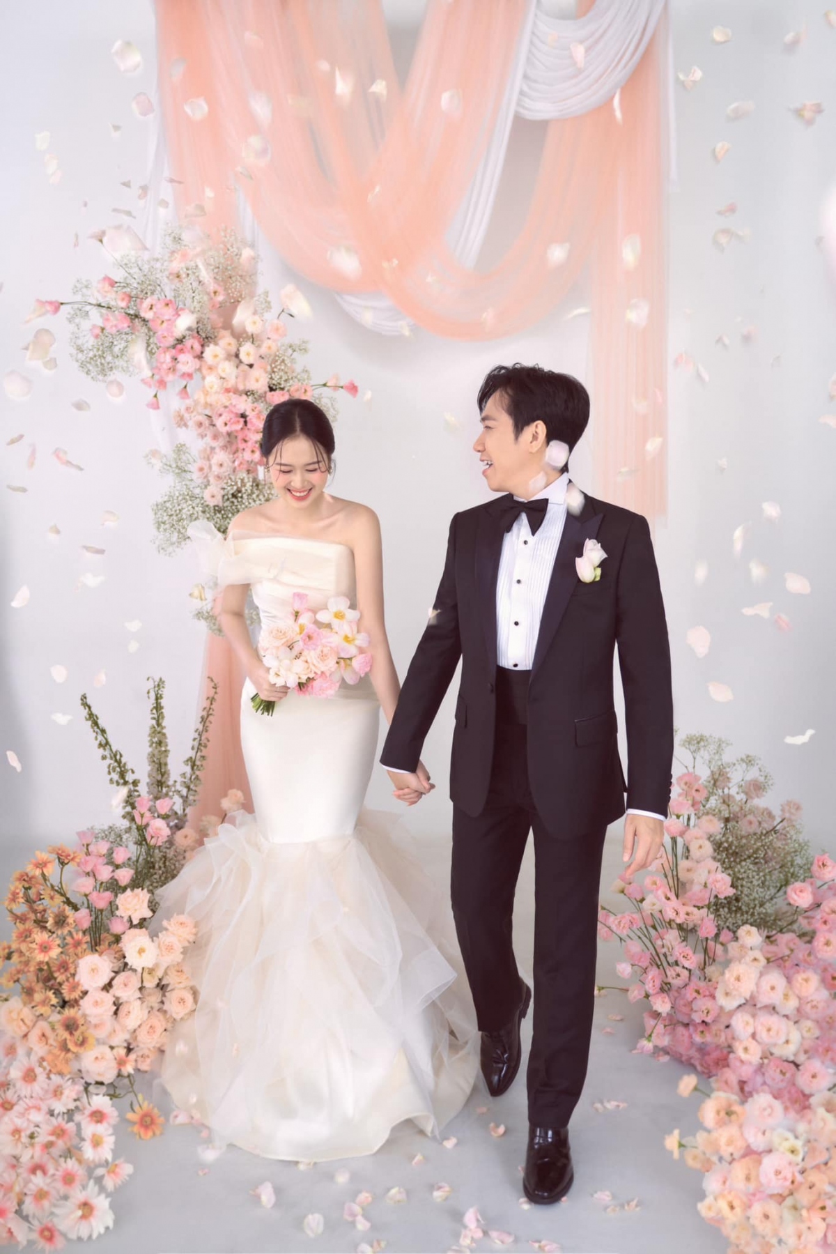 Bên dưới bài đăng, bạn bè và khán giả dành nhiều lời khen cho nhan sắc của cặp đôi và gửi lời chúc hạnh phúc. "Một đôi vừa đẹp, vừa xinh"; "Chúc mừng vợ chồng em nhé"; "Cô dâu chú rể dễ thương quá"; "Chúc anh vui vẻ tận hưởng 10 ngày độc thân cuối cùng". Có người còn bình luận Anh Đức và Quỳnh Anh có tướng phu thê.