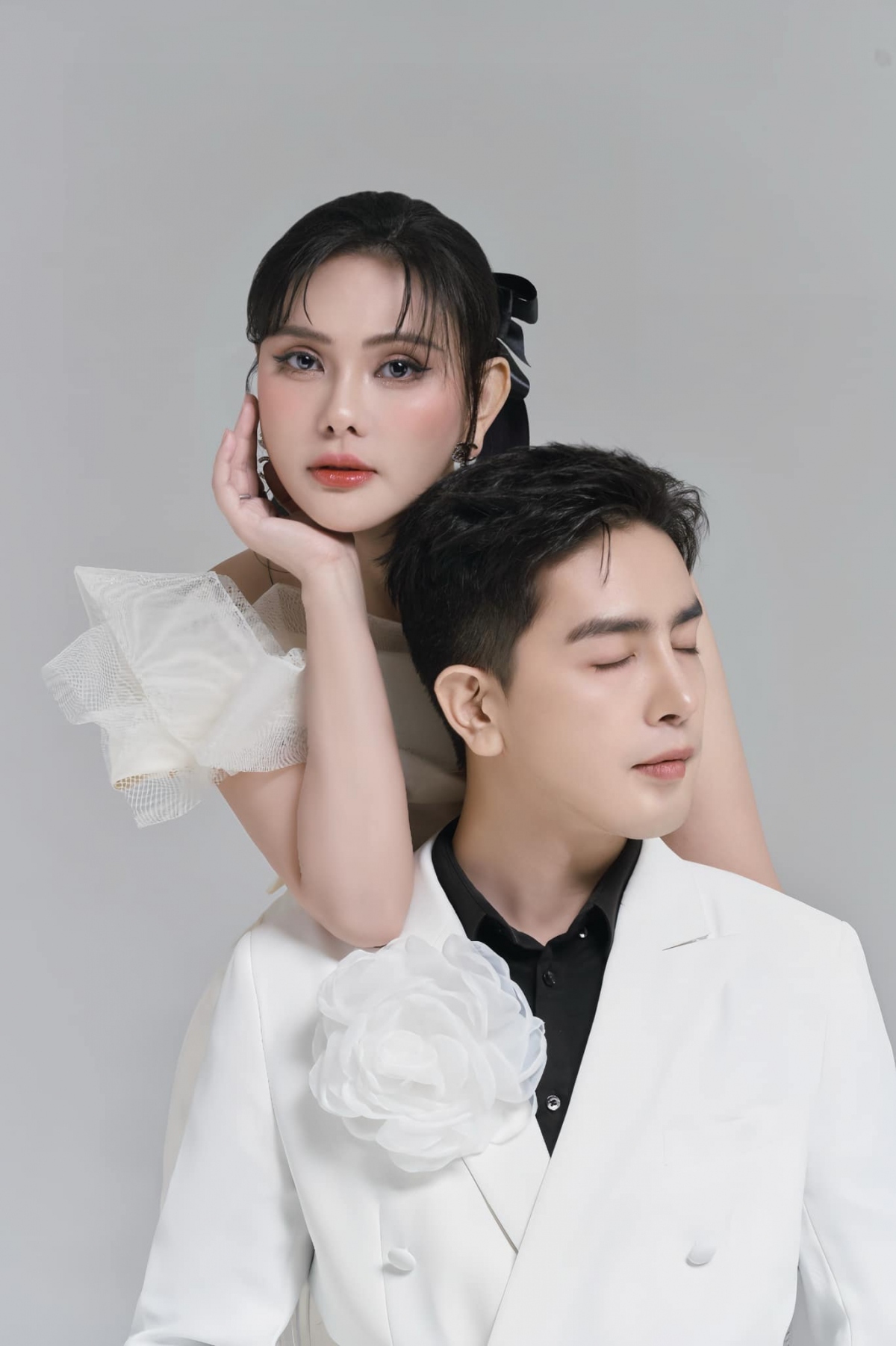 Tính cả thời gian yêu nhau, Thu Thủy và Kin Nguyễn đã bên nhau được 6 năm. Cặp đôi tổ chức đám cưới vào năm 2019, sau thời gian hẹn hò. Năm 2020, Thu Thủy sinh con gái - bé Lana, nặng 3,2 kg bằng phương pháp mổ. Sau hôn nhân đầu đổ vỡ, nữ ca sĩ nói may mắn cưới được người chồng tâm lý, luôn hỗ trợ cô trong công việc. Vợ chồng đã gắn bó 6 năm nhưng tình cảm của họ vẫn nồng nàn như ngày đầu.