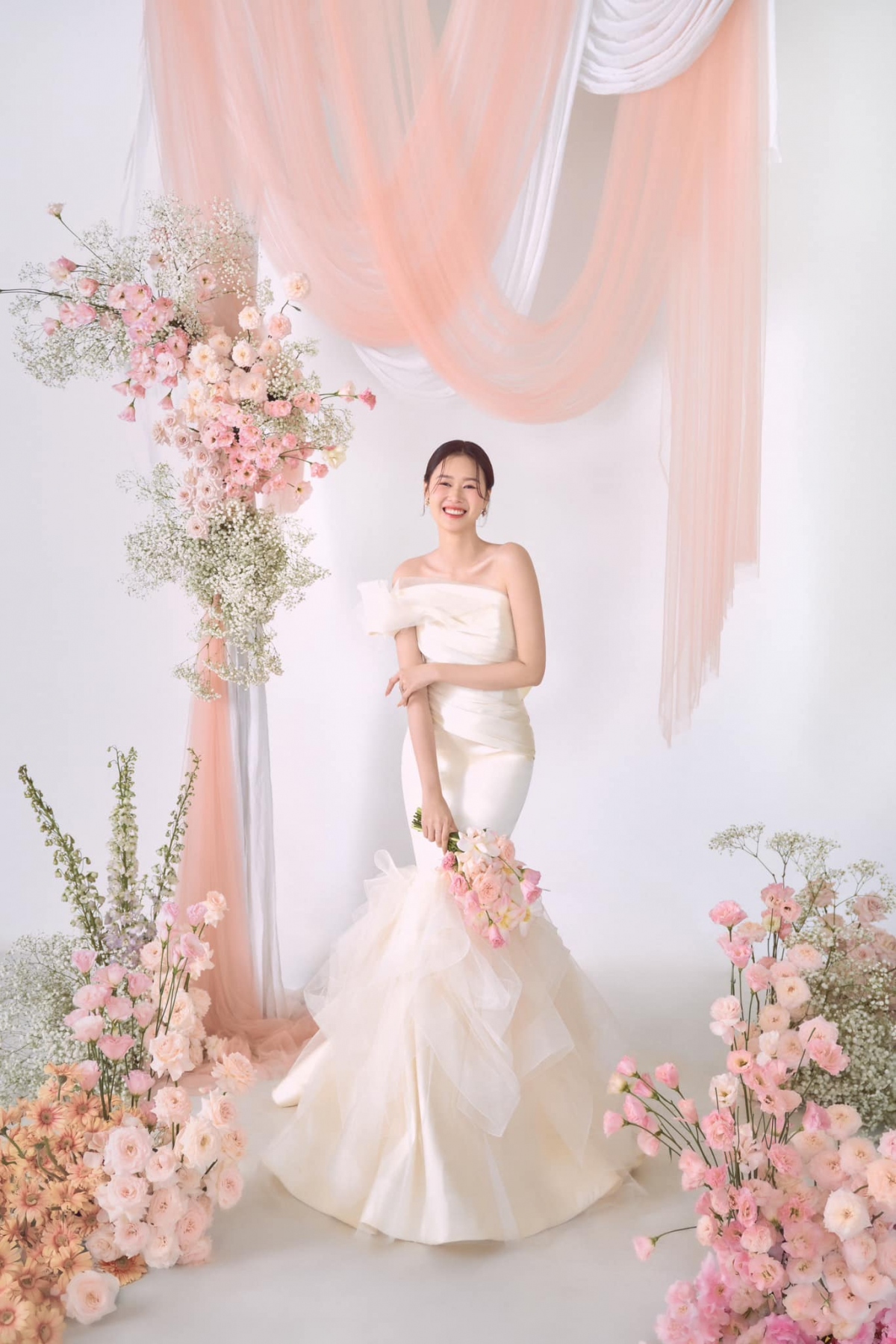 Quỳnh Anh sinh năm 1999, kém Anh Đức 12 tuổi. Cô tham gia một số phim như Hoa hậu giang hồ, Chuyện ma gần nhà, Mai. Trong phim Mai, cô đóng vai Diễm - đồng nghiệp của Mai (Phương Anh Đào đóng).