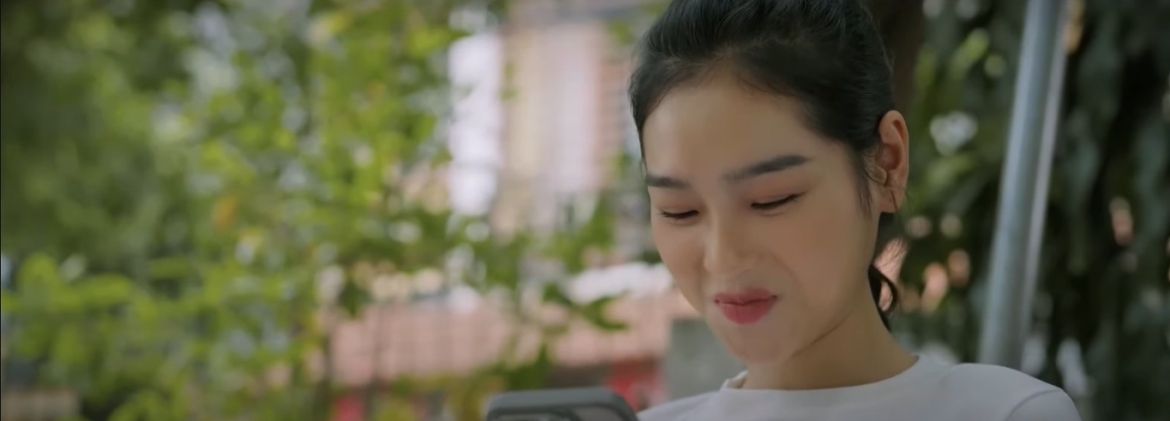 Đông tủm tỉm cười khi nhắn tin với Vinh