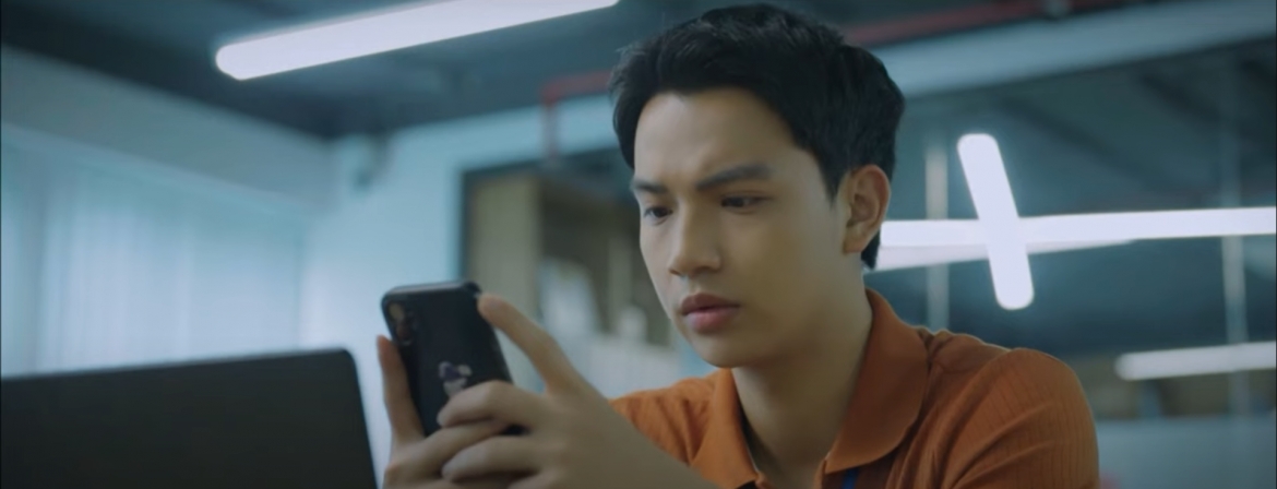 Dũng nhắn tin hỏi thăm Đông