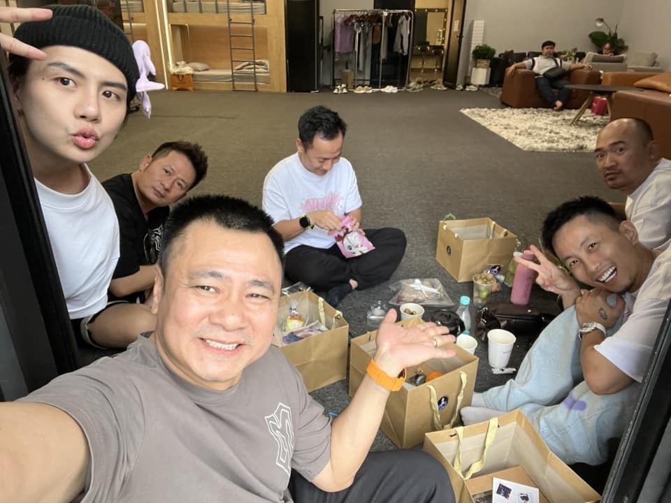 NSƯT Tự Long chia sẻ hình ảnh hậu trường chương trình Anh trai vượt ngàn chông gai. “Góc yêu thích của các anh tài hướng ngoại”, anh viết. (Nguồn: FBNV)