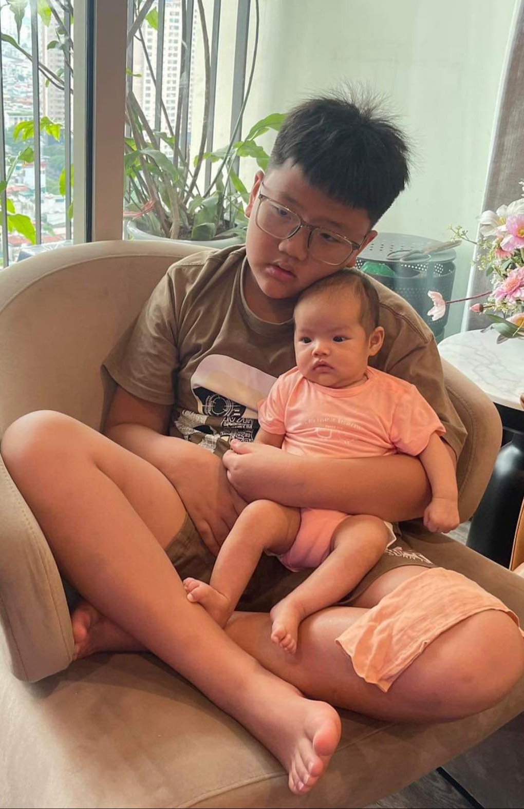 Thu Quỳnh đăng tải khoảnh khắc quý tử lớn chăm em cực khéo. "Anh trai chăm em gái khéo thế này thì mẹ sắp yên tâm đi làm được rồi”, nữ diễn viên bày tỏ. (Nguồn: FBNV)