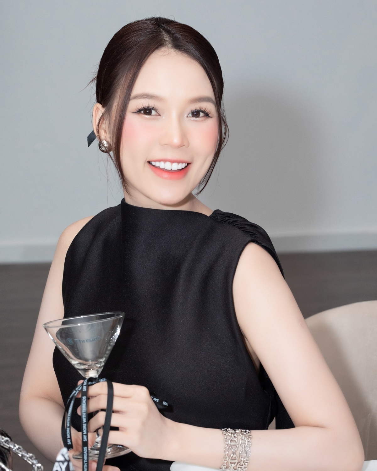 Sam khoe nhan sắc xinh đẹp khi đi sự kiện. Sau khi sinh con, nữ diễn viên đã gần như lấy lại vóc dáng thon thả khiến nhiều người ngưỡng mộ. (Nguồn: FBNV)