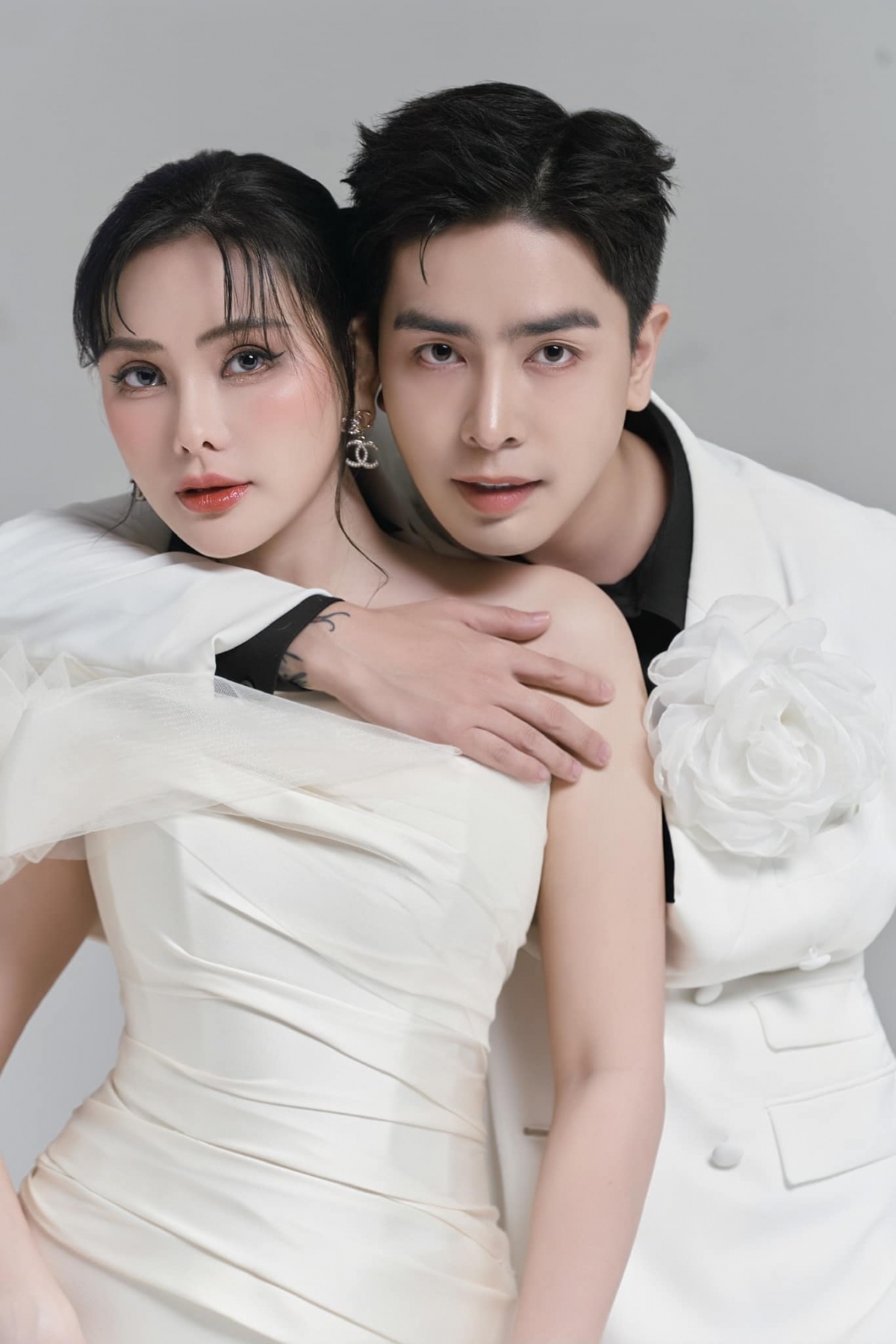 Bên dưới bài đăng, bạn bè, đồng nghiệp và cộng đồng mạng vô cùng ngưỡng mộ trước tình cảm lãng mạn của hai vợ chồng và gửi lời chúc mừng hạnh phúc tới cặp đôi. Thu Thủy chia sẻ, bộ ảnh ý nghĩa này do ekip Hàn Quốc thực hiện.