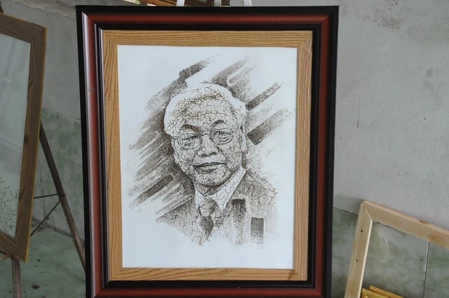 Bức tranh chân dung Tổng Bí thư Nguyễn Phú Trọng được nghệ nhân Bảy Nghĩa khắc họa từ chất liệu lá sen. (Ảnh: Duy Tân)