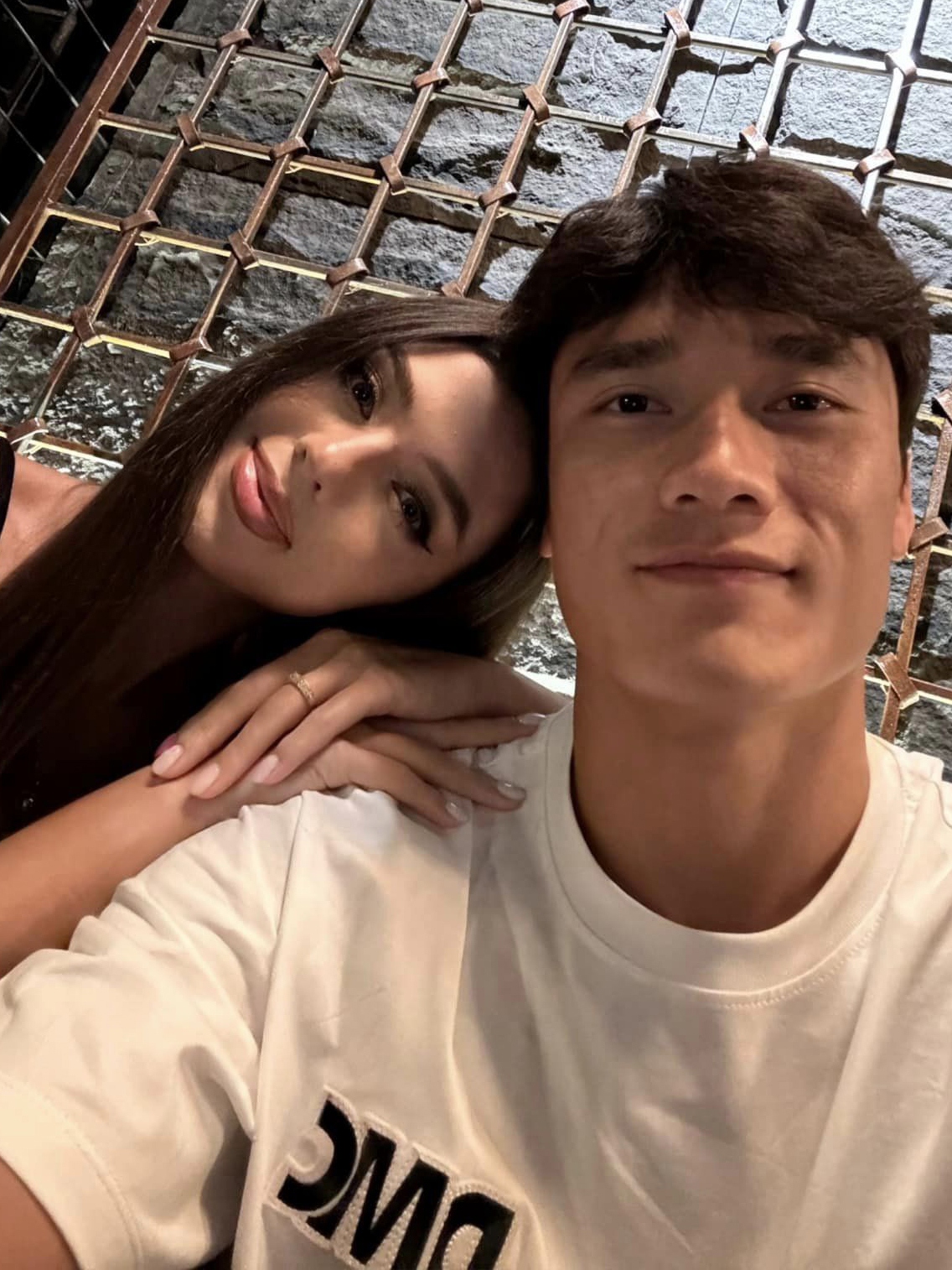 Bùi Tiến Dũng đi hẹn hò với vợ Tây Dianka Zakhidova. “Em ơi đi trốn với anh”, thủ môn dí dỏm chia sẻ. (Nguồn: FBNV)