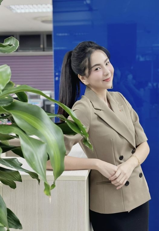 MC Mai Ngọc khoe vẻ đẹp rạng rỡ, tưới tắn. “Sáng chúng ta làm, vì tờ bạc nhiều màu trong ví. Đêm về ta chill, riêng mình một bầu không khí. Đấy là lời bài hát của Đen Vâu, chứ em lúc nào cũng chill khi làm việc mình thích”, cô viết. (Nguồn: FBNV)