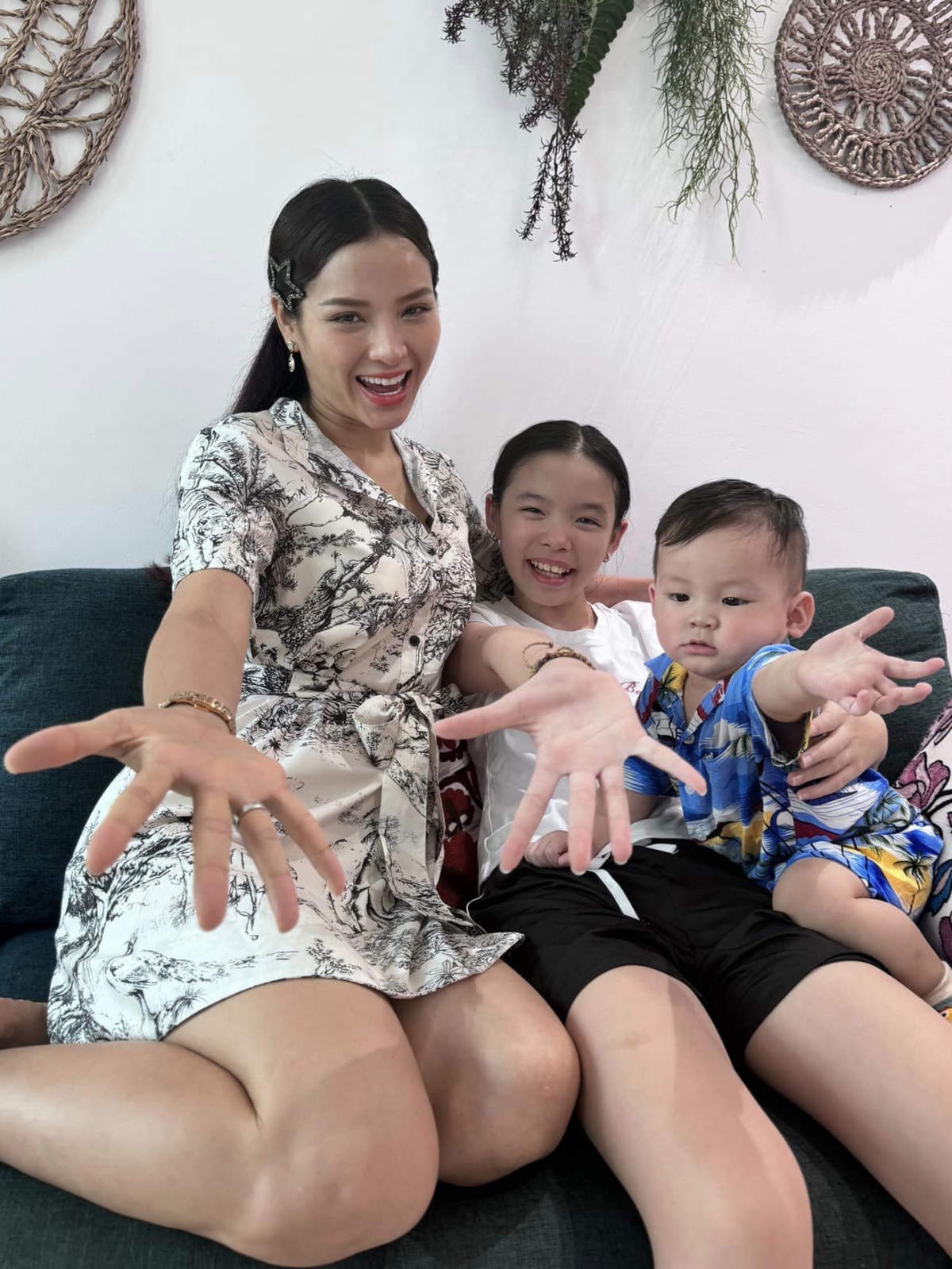 Phương Trinh Jolie vui đùa bên hai con. “Đưa tay đây nào, mãi bên nhau bạn nhé”, nữ ca sĩ viết. (Nguồn: FBNV)