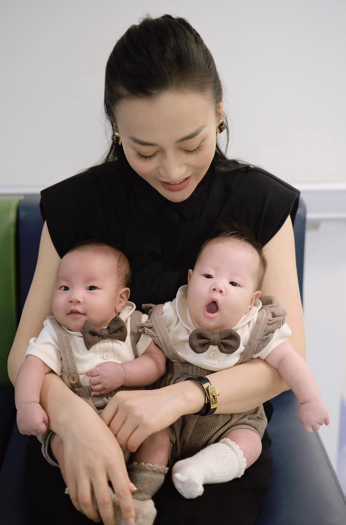 Phương Oanh lên đồ xịn xò cho hai con song sinh Jimmy – Jenny đi tiêm. “Hai thanh niên với cú lừa đầu đời đến từ chị mẹ. Lên đồ cho xịn xò, tưởng đâu được đi lượn lờ phố xá hoá ra chỉ là đi tiêm thôi”, bà mẹ bỉm sữa hài hước chia sẻ. (Nguồn: FBNV)