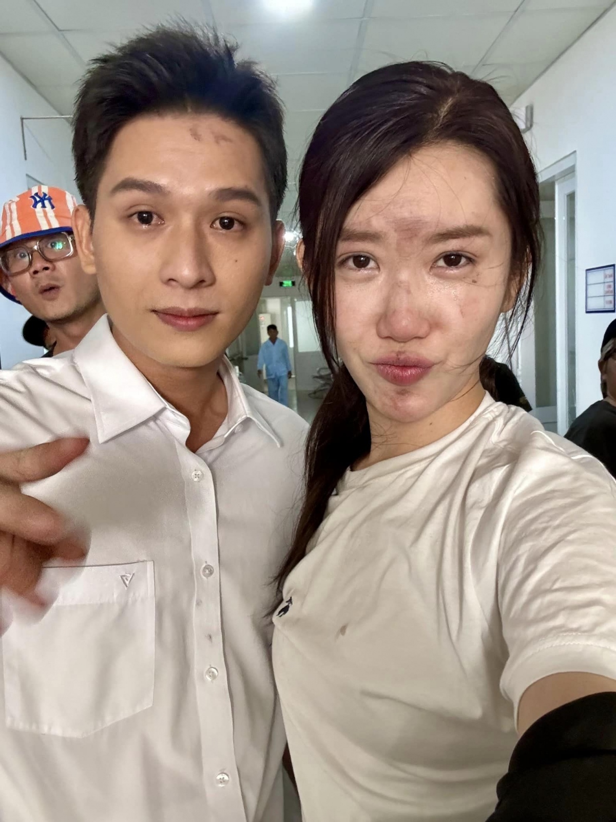 Thúy Ngân chia sẻ ảnh hậu trường đóng phim “7 năm chưa cưới sẽ chia tay”. “Một cảnh khóc muốn trầm cảm. Ù tai, hoa mắt, nhức đầu”, nữ diễn viên tâm sự. (Nguồn: FBNV)