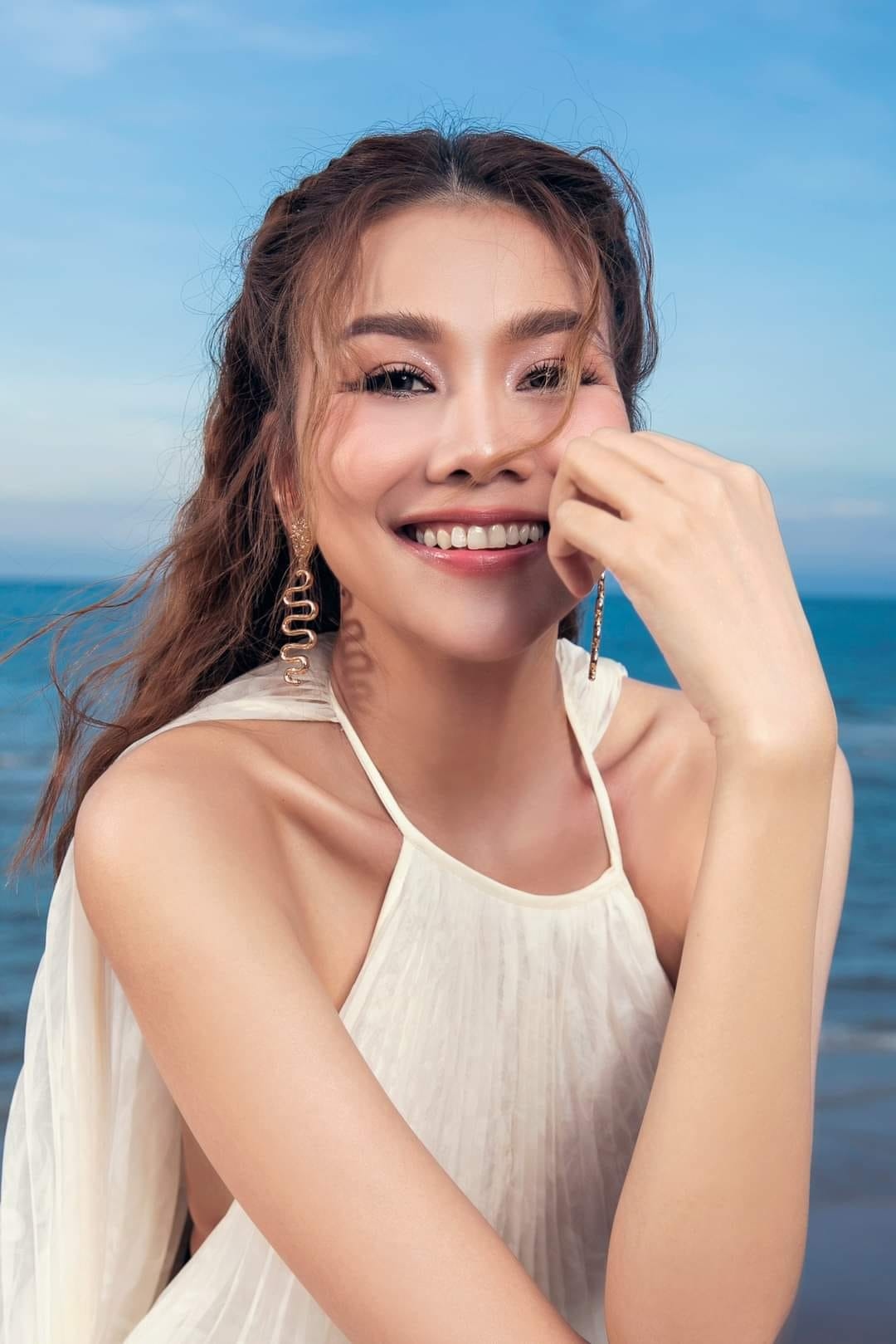 Thanh Hằng đón sinh nhật tuổi 41. Trên trang cá nhân, bạn bè, đồng nghiệp và khán giả gửi tới cô những lời chúc tốt đẹp nhất. Sau khi lấy chồng nhạc trưởng Nhật Minh, nữ siêu mẫu đang có cuộc sống hạnh phúc, viên mãn.