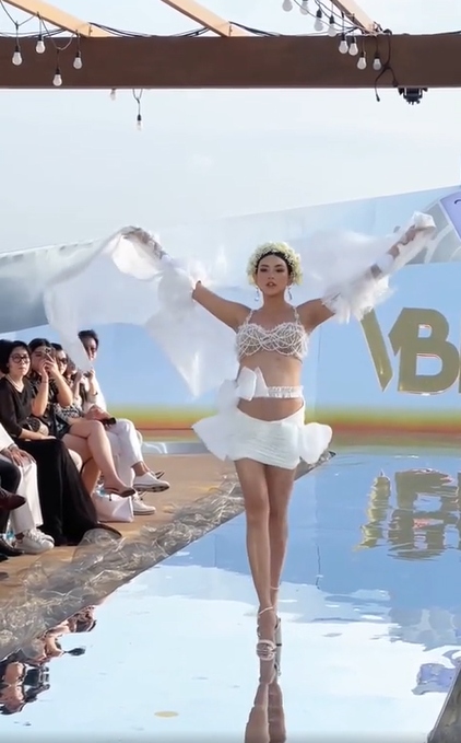 Sao Việt 30/7: Trên sàn diễn Vietnam Beauty Fashion Fest 2024 tại biển Phan Thiết, siêu mẫu Võ Hoàng Yến thể hiện những bước catwalk gợi cảm với bụng bầu ở tuần thứ 32. Mẹ bầu 8 tháng tạo điểm nhấn với chiếc nơ buộc ngang bụng. (Nguồn: FBNV)