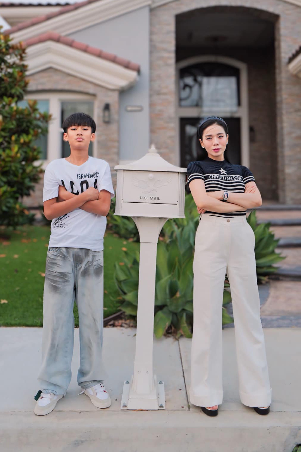 Lệ Quyên tạo dáng cùng con trai trong chuyến nghỉ hè tại nước ngoài. “Vèo cái sắp hết tháng hè mỗi năm dành cho em rồi, về là vào năm học mới. Lưu lại để sau trưởng thành có đầy đủ kỷ niệm trong mỗi giai đoạn, xem mỗi năm em thay đổi thế nào nhỉ”, nữ ca sĩ tâm sự. (Nguồn: FBNV)