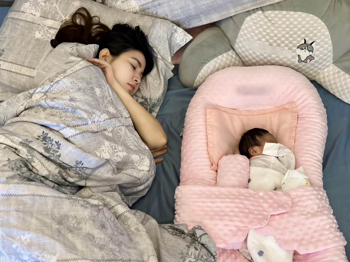 Kha Ly chia sẻ hành trình chăm sóc con đầu lòng. Nữ diễn viên than thở: “Bà bắt tui cày đêm cày ngày mà sữa vẫn chưa về, chán quá bà già ơi”.