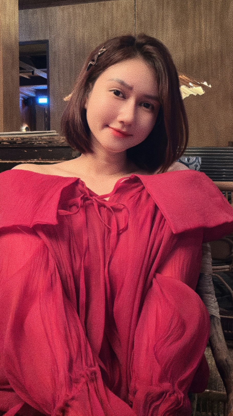 Hương Giang chia sẻ suy nghĩ: “Sống và ngẫm đến tầm này mình thấy điều này thật đúng: Đối xử tử tế với người khác ngay cả khi họ làm tổn thương bạn chính là mở ra cơ hội cho tương lai, có thể tại thời điểm ấy bạn cảm thấy thực sự thiệt thòi. Nhưng sau này sẽ có lúc bạn nhìn lại, thở phào nhẹ nhõm và trộm nghĩ: May quá, mình đã gói ghém những cơn tủi hờn, giấu nó vào bên trong”. (Nguồn: FBNV)