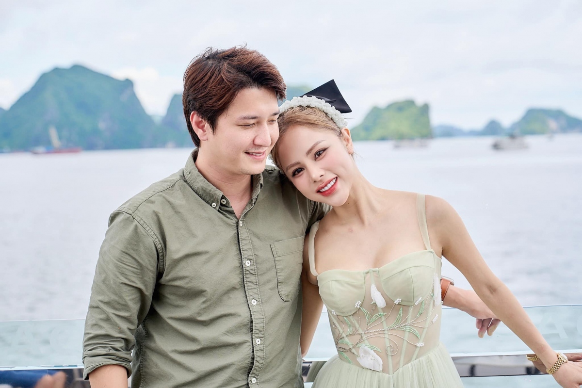 Bạch Lan Phương chụp ảnh tình tứ bên Huỳnh Anh trong chuyến du lịch. Cặp đôi dự định tổ chức đám cưới vào cuối năm nay. Hai người đã đăng ký kết hôn hồi tháng 4.